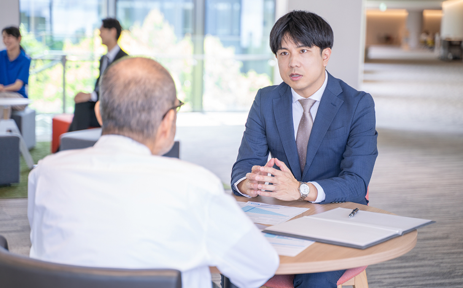 握手をする写真