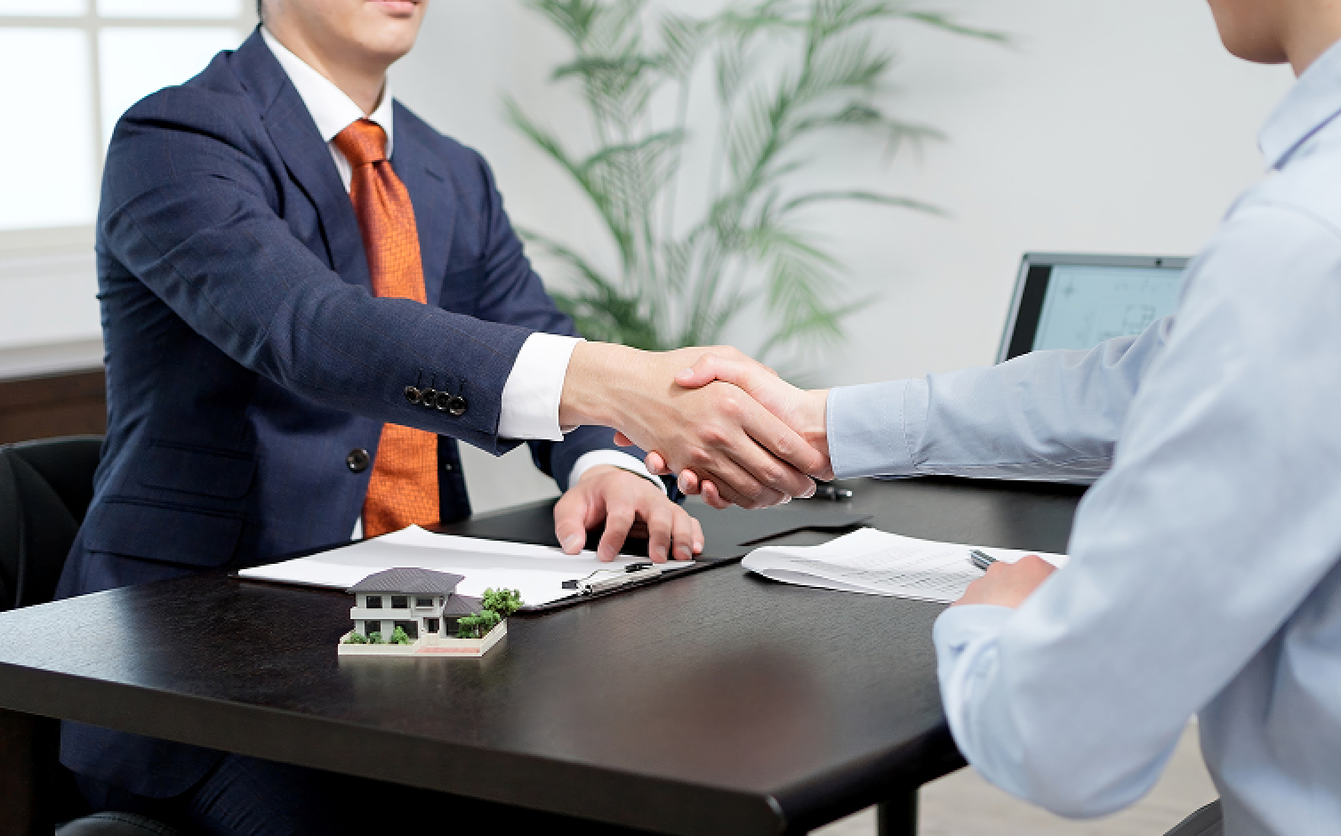 握手をする写真